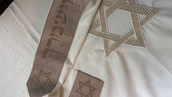 ⁦טלית צמר ''Premium'' עטרה ופינות בחיתוך לייזר | דגם מגן דוד⁩ – תמונה ⁦3⁩